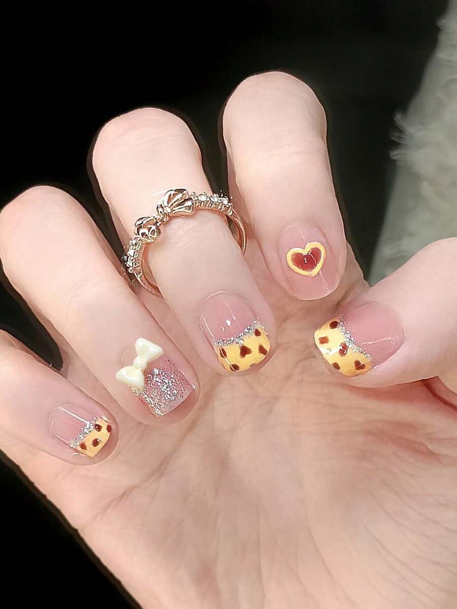 Améliorez votre look d'ongles rapportés ! 24 pièces de faux ongles courts carrés roses, fournitures d'art pour ongles avec cœurs mignons et petites fleurs vertes sur base, idéal pour le printemps et l'été. Ensemble complet réutilisable, avec 1 colle de gelée et un lime à ongles. Parfait pour les fêtes, les danses et le port quotidien.