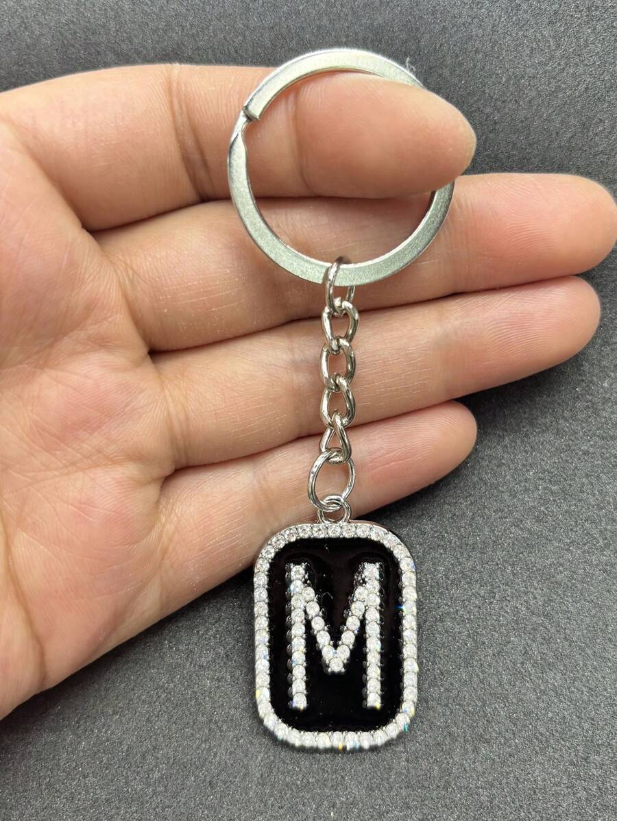 1PC Heren Zwarte Olie Druipende Metalen Legering Letter Sleutelhanger Is Geschikt Als Een Geschenk Hanger Voor Vrienden En Familie