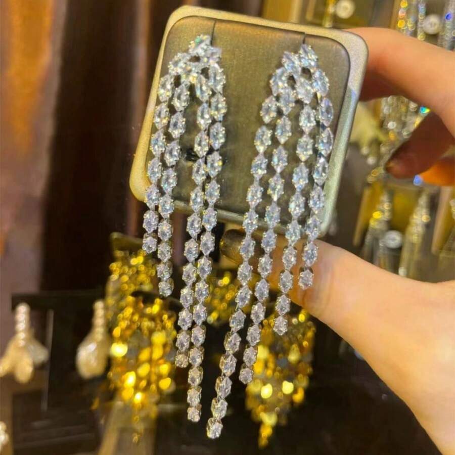 1 par de pendientes largos con borlas de aleación de cobre exagerada con circonita, adecuados para usar en fiestas y vacaciones de mujeres