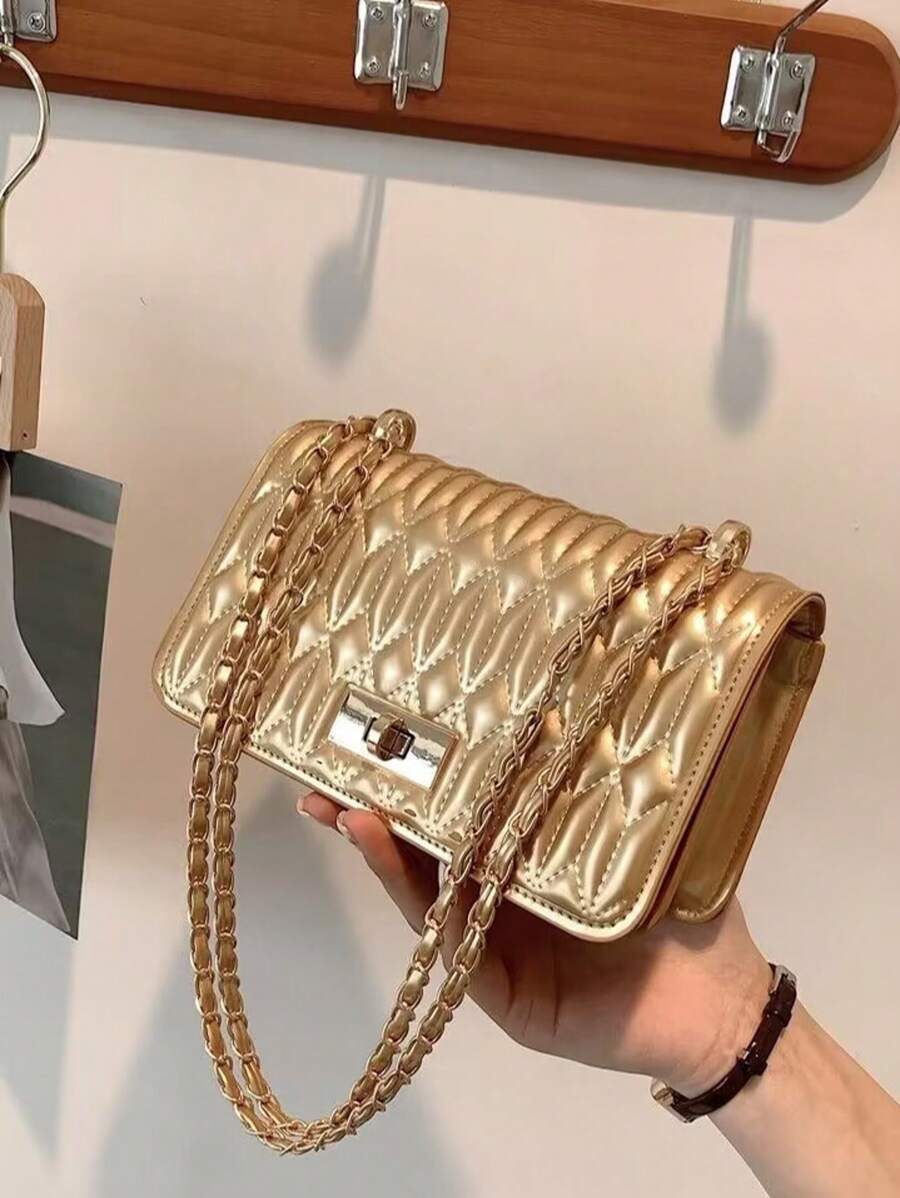 Bolso cuadrado a prueba de agua, ligero, de estilo empresarial casual, con cierre de giro metálico artificial de piel patentada acolchada con cadena para adolescentes, mujeres, estudiantes universitarios, principiantes y trabajadores de cuello blanco. Perfecto para la oficina, la universidad, el trabajo, los viajes, las salidas, el estilo urbano, el punk y el uso diario.