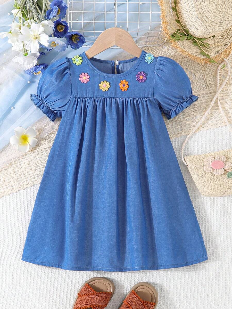 Vestido de niña joven con efecto de mezclilla, manga abullonada, plisado y diseño floral 3D en colores llamativos
