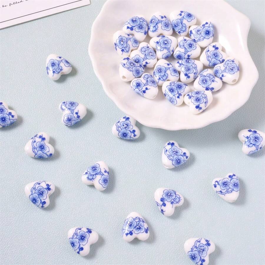5 stuks hartvormige blauwe en witte porseleinen keramische kralen - bloemenprint, losse spacerkralen voor doe-het-zelf sieraden zoals kettingen, armbanden, telefoonhangers, knutselwerkjes en woonaccessoires, geschikt voor Moederdag, afstuderen, Thanksgiving