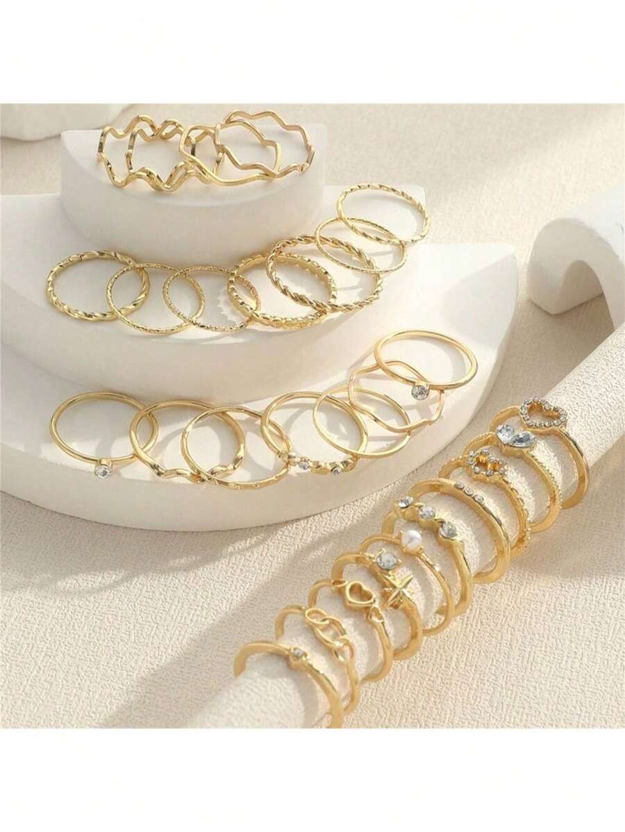 28 Stücke Set goldfarbener einfacher Strass-Herz-, Wellen-, und geometrischer Fingerringe, geeignet für den täglichen Gebrauch und Festivals von Frauen