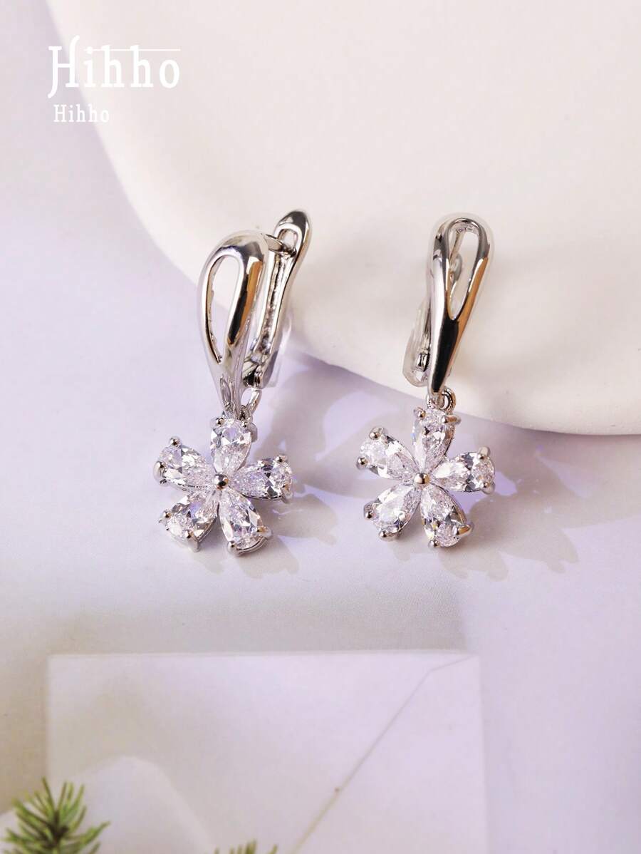 Hihho 1 par de elegantes pendientes con colgante de flor de tono plateado con circonita cúbica, adecuados para uso diario