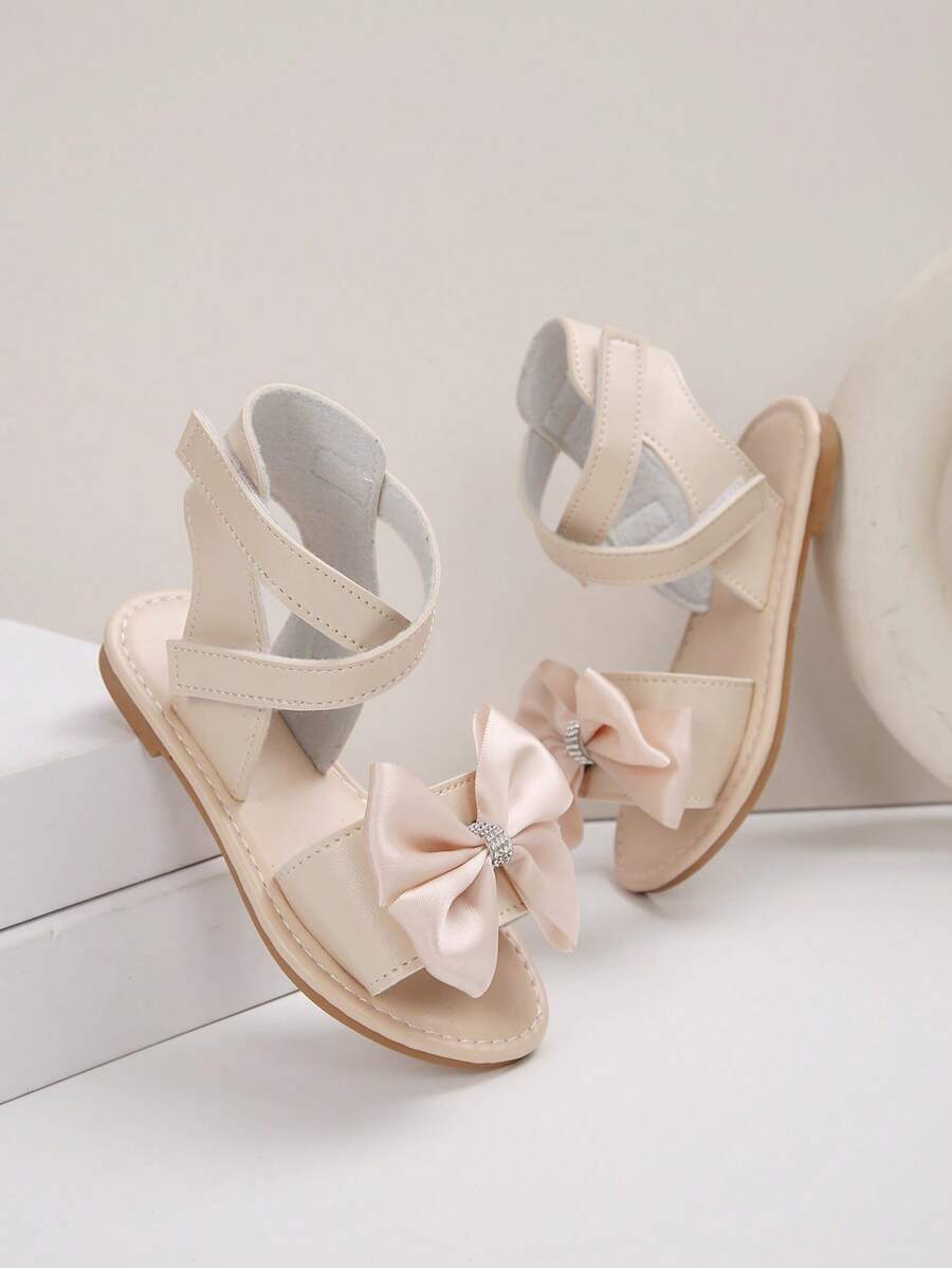 1 paire de sandales plates pour filles, de couleur unie avec des fleurs de marguerite, décor de fausses perles, PU antidérapant, confortable, de luxe, à la mode, bout rond, avec une bride à scratch, sandales casual adaptées aux activités extérieures, printemps/été 2025