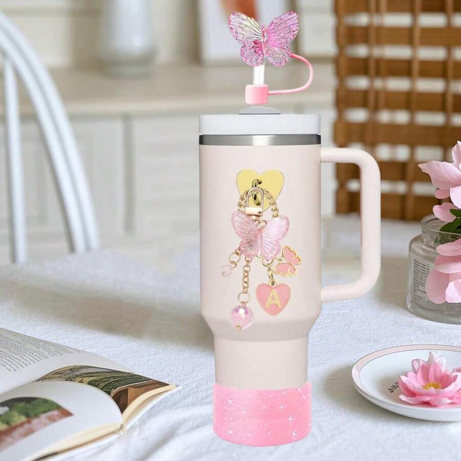 5 pièces d'accessoires de tasse tumbler incluant un capuchon avec paille papillon de 10 mm, un charme de chaîne initiale avec papillon, un charme papillon et une protection en silicone pour les tasses de 30oz et 40oz. Décoration de tasse, cadeau pour la fête des mères.