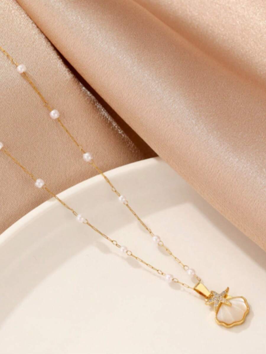 1 pieza Collar de cadena con perlas de color dorado y decoración de rhinestone con colgante minimalista de concha pequeña y estrella de mar para mujer