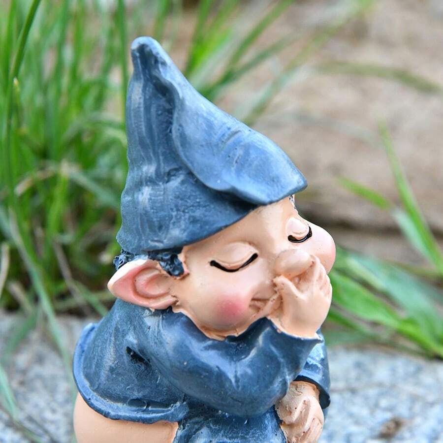 1 pièce Figurine décorative d'un nain mignon aux fesses nues, l'air timide et se couvrant la bouche tout en souriant. Convient pour la décoration de la chambre, de la voiture, des toilettes, les décorations d'anniversaire intéressantes, la décoration de la chambre et de la salle de bain, du salon, de la cour, du bureau, de l'étagère, du cabinet d'affichage. Meilleurs cadeaux pour les amis et décorations extérieures.