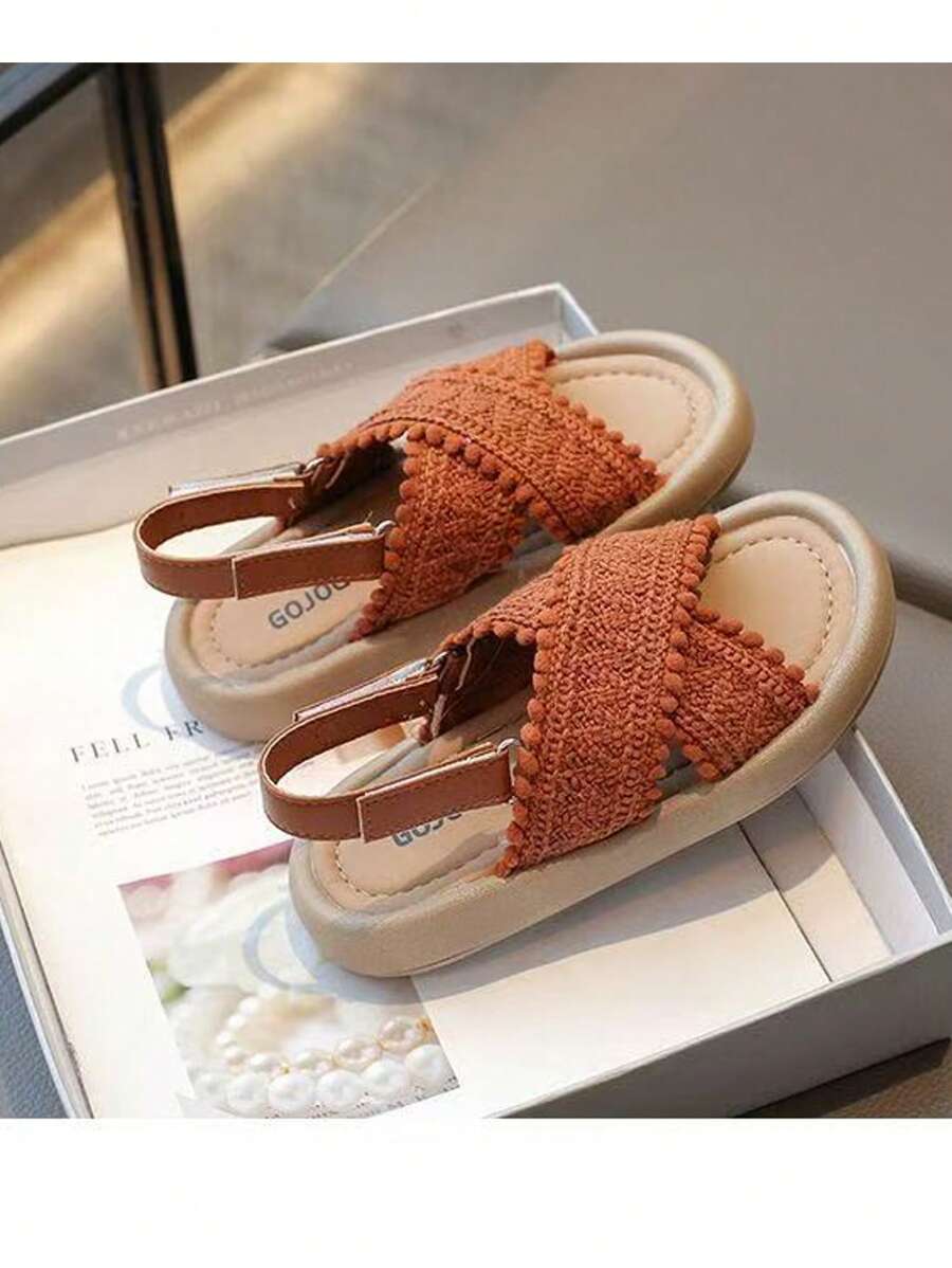 1 par de sandalias casuales de punto con suela blanda y tiras cruzadas, nuevos zapatos de playa de princesa de verano para niños, con correa desmontable de gancho y bucle.
