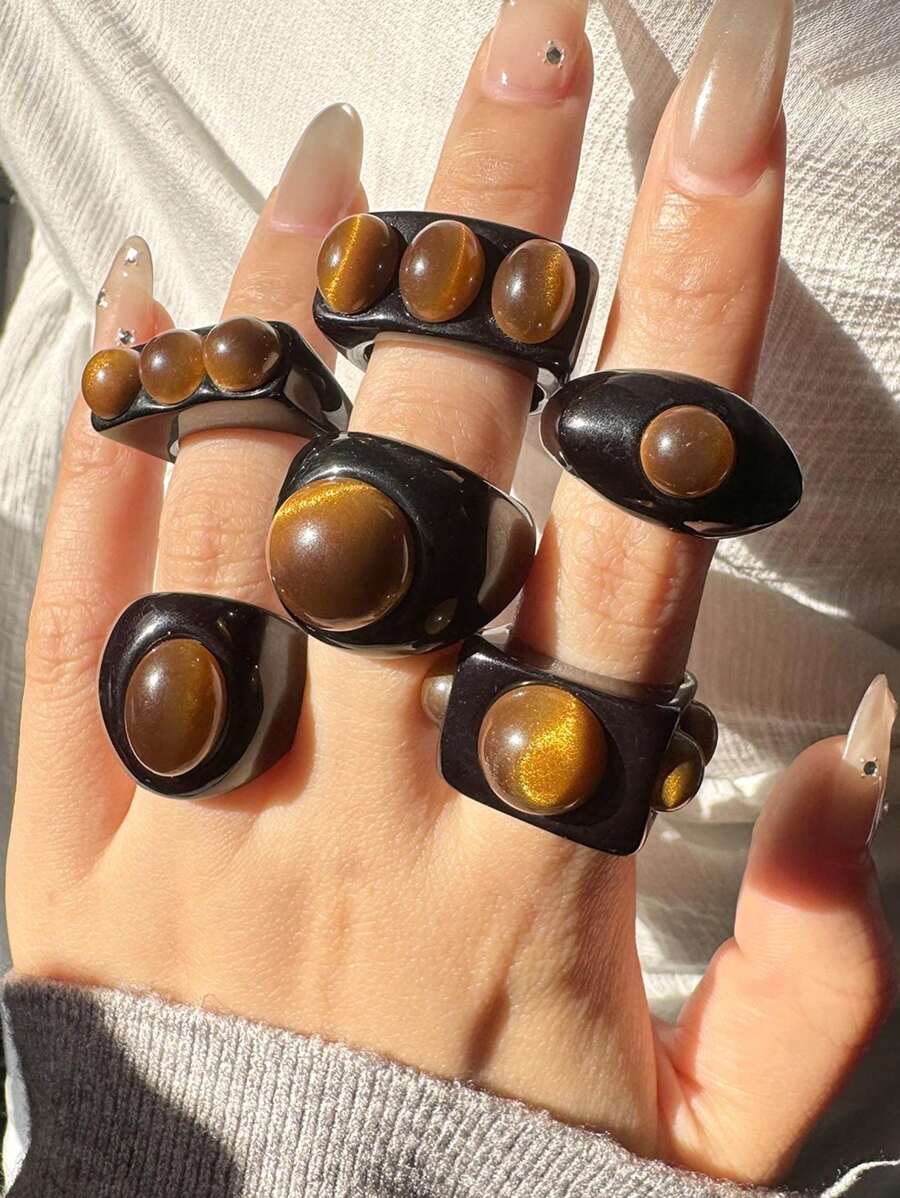 Bague large asymétrique en résine noire avec un motif géométrique de faux œil de tigre rétro. Bijou empilable de mode européenne et américaine pour femme. Excellent cadeau pour les amis.