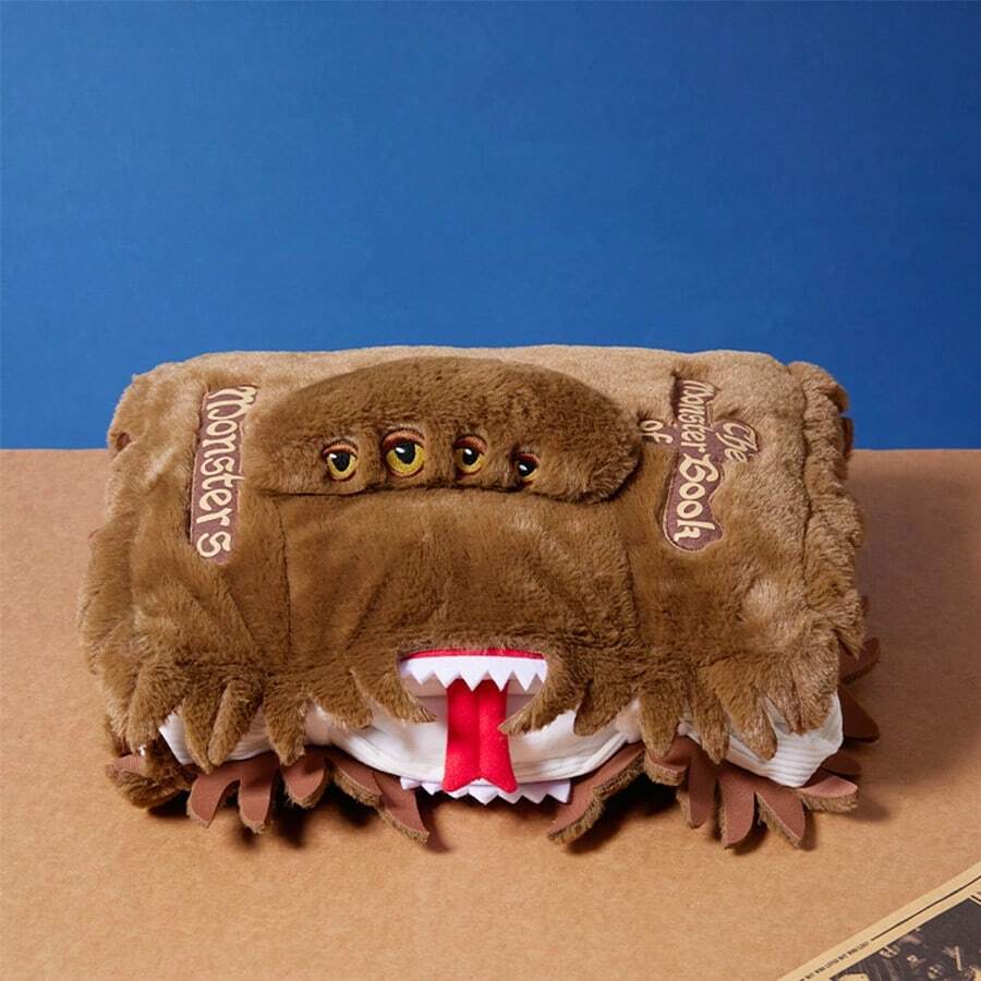 Miniso Harry Potter Series No.16 Monster Book Of Monsters Cushion Oficjalna licencjonowana urocza pluszowa poduszka na drzemkę z zabawkami (1 szt.)