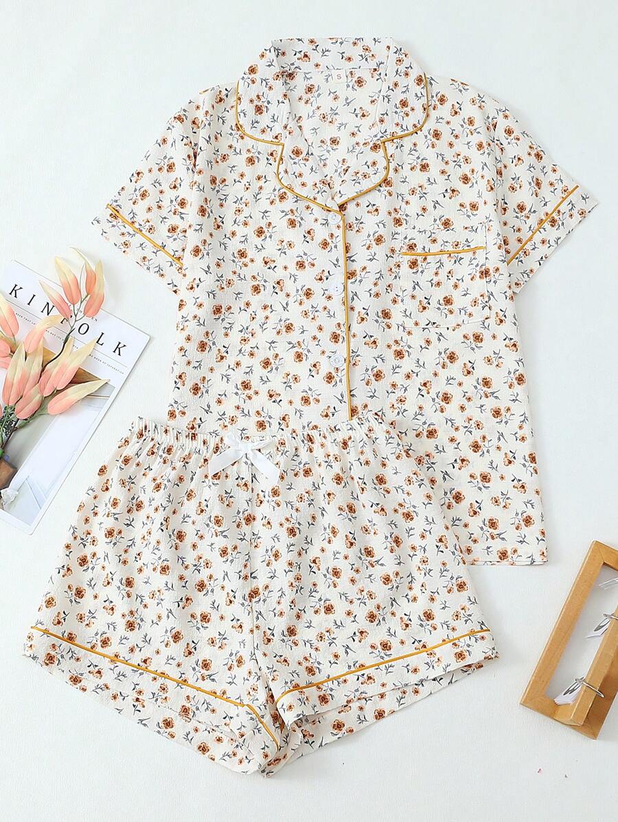 2-teiliges Set aus bequemem, gelbem Rosen-Blume Muster Kurzarm-Top mit Kragen, Knöpfen, Taschen und Schleifenshorts, Damen Nachtwäsche & Freizeitkleidung Set, geeignet für Zuhause im Frühling/Sommer