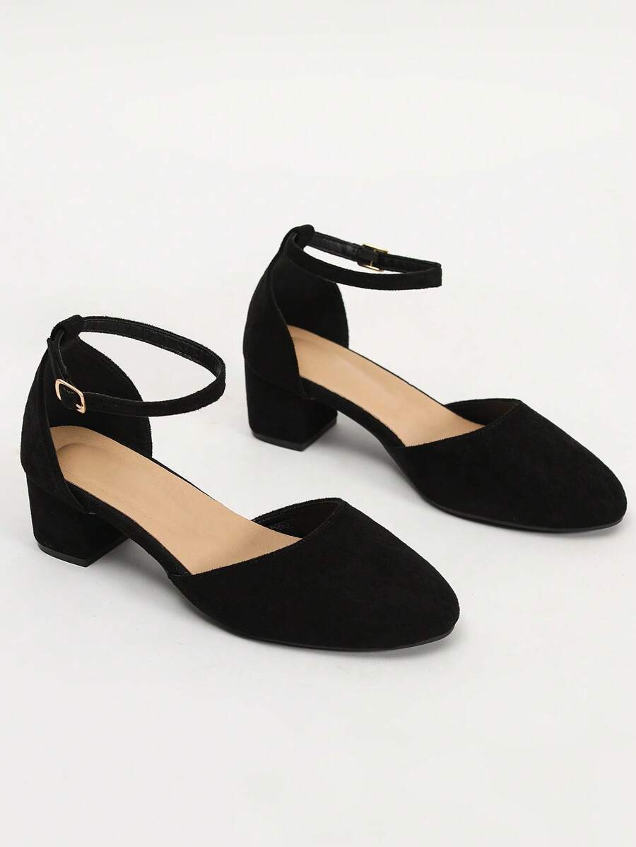 Sandales d'été femme larges, élégantes, à la mode, simples, à talon épais et bride enfilable. Design avec bout pointu en suède et talon intermédiaire pour un usage extérieur