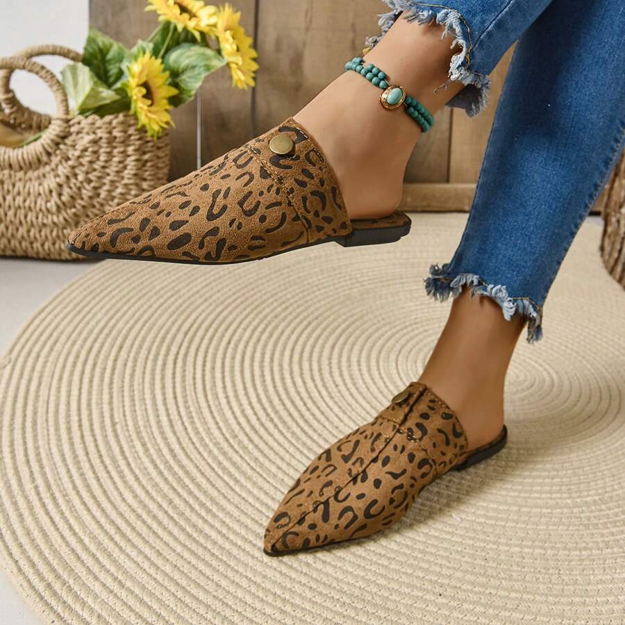 2025 Fashionable Versatile Leopard Print Pointed Toe Flat Mules, Chic & Eye-Catching - Perfect Combination Of Elegance And Personalized, Vintage Leopard Mule Slip Ons With Metal Buckle Decor, Must-Have For Outings