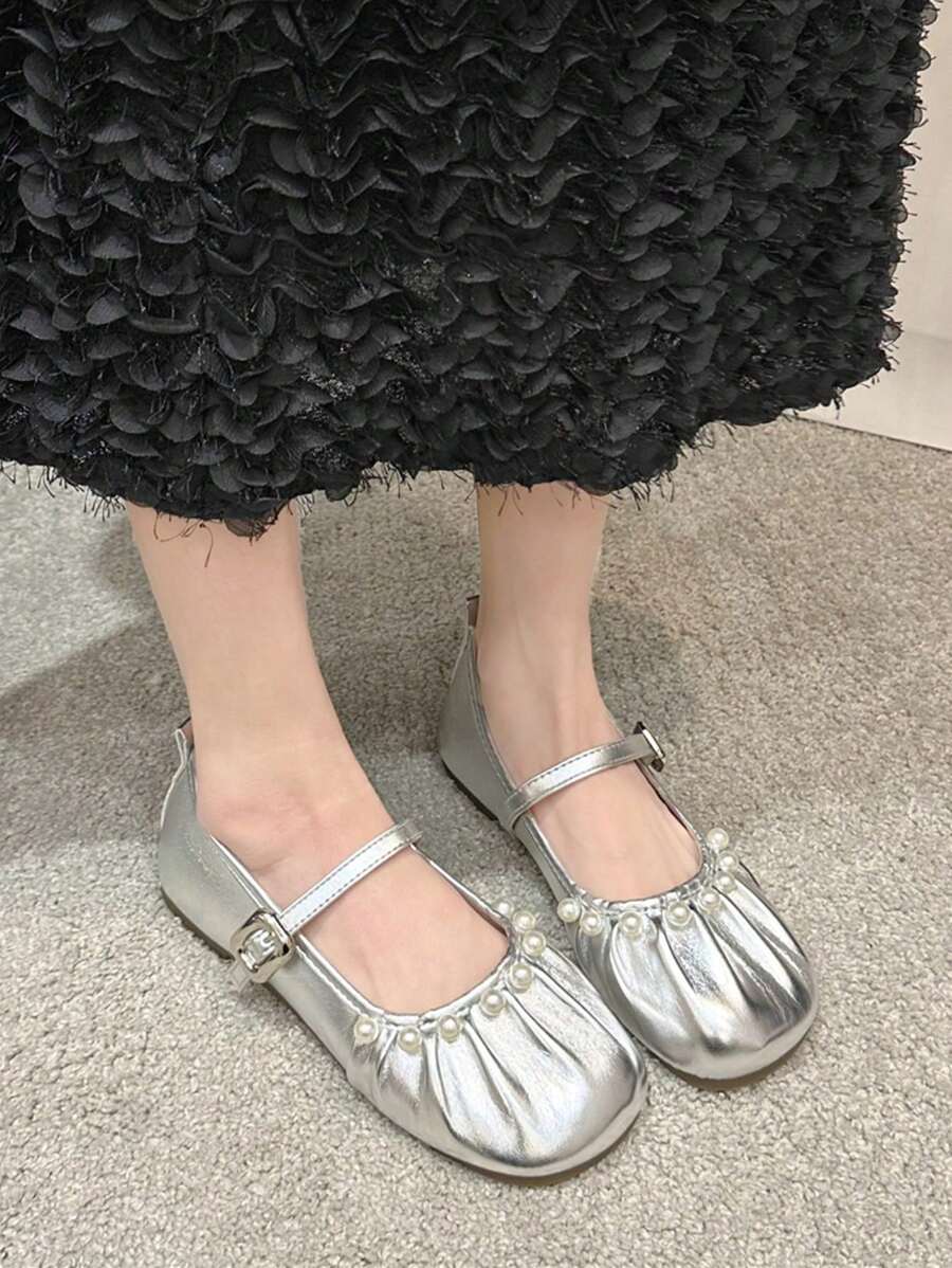 Damesschoenen in grote maten, platte ronde neus, zachte onderkant, modieuze imitatieparels, geplooide instappers, effen kleur, veelzijdige vintage casual dagelijkse pumps met bandjes