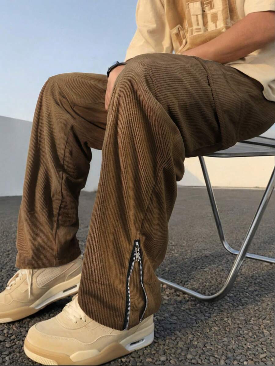 Yemwry Pantalones informales de unicolor con bolsillo y cremallera para hombres. Pantalones de pana marrón clásicos con una textura fina. El detalle de la cremallera agrega personalidad, el ajuste relajado es cómodo y versátil, adecuado para varios estilos, mostrando un gusto único.