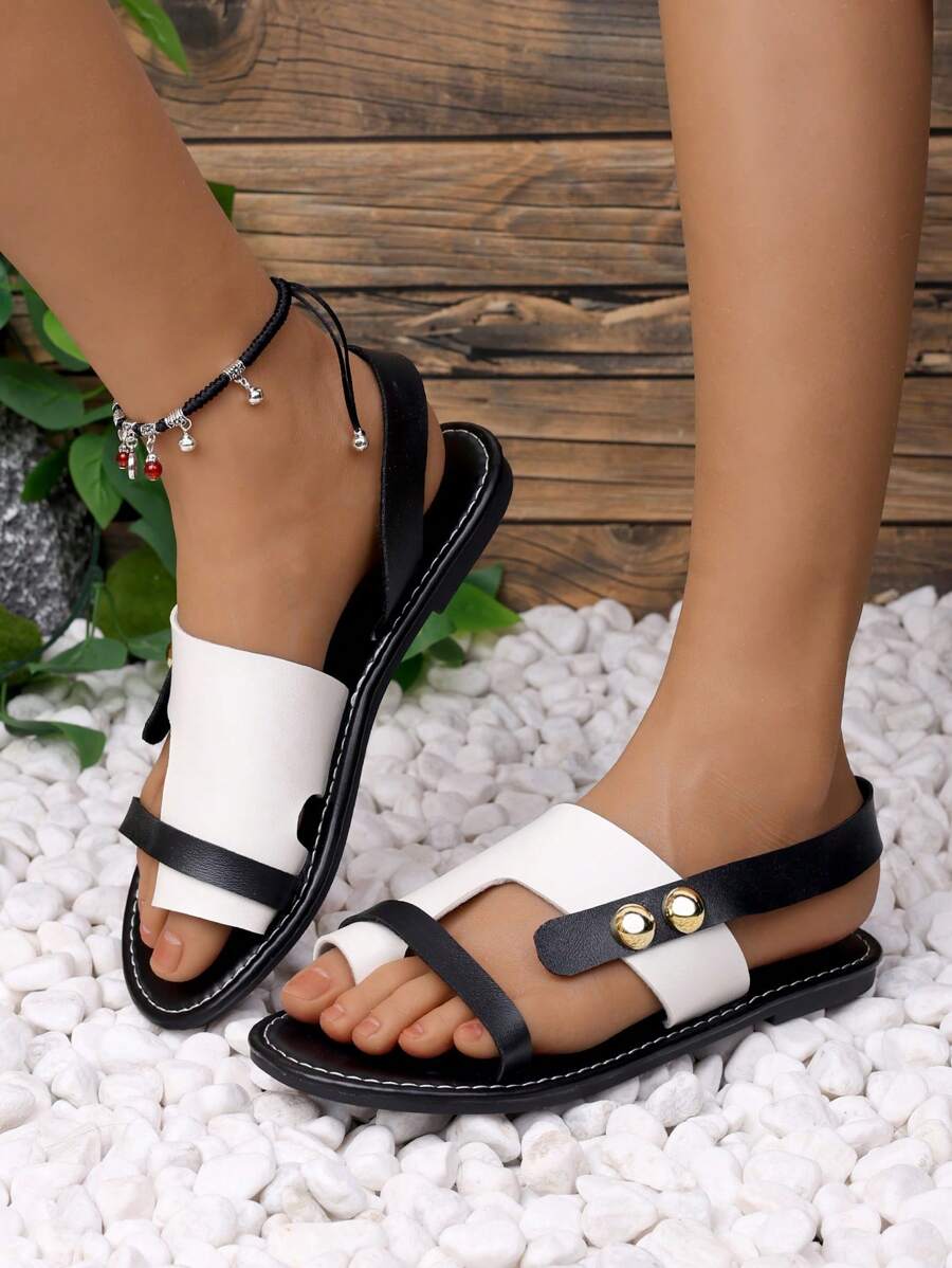 A Pair Of Black And White Flat Sandals, Black Flat Shoes, White Flat Shoes, Black And White Color Blocking, Large Rhinestone Decoration, Material, Fashionable And Casual Style, Bohemian Style, Suitable For Women Aged 18 To 60, Can Be Worn On The Beach, Vacation, Is A Good Match For Clothes, Simple, Lightweight.