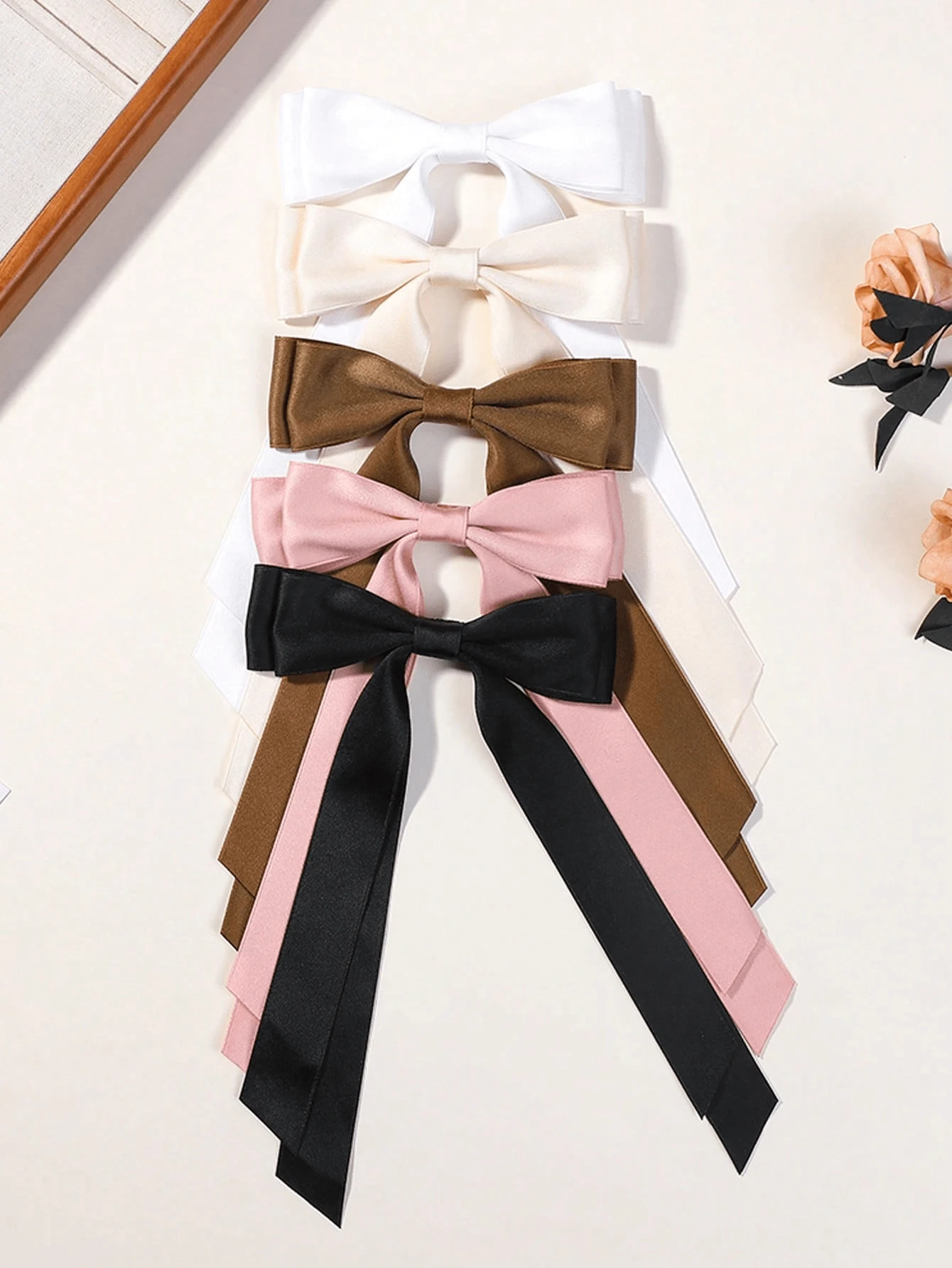 1/5 Stück Damen Haarclips mit Schleife, schwarz beige, elegantes Satinmaterial, geeignet für tägliche Modeparties, tragbar, farbig, süß und modisch, Haraccessoires, Haarspangen, Haarklammern, Haargreifer