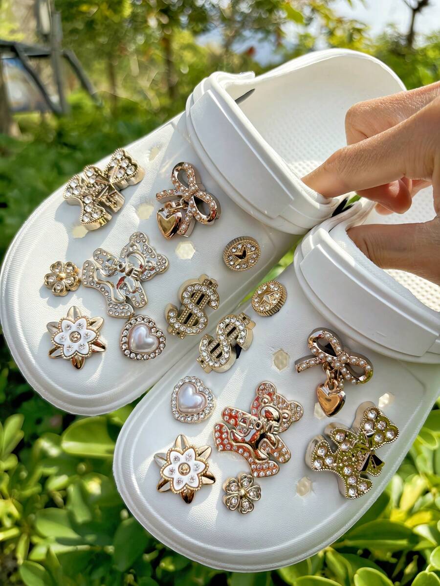 Set de 16 piezas Nuevo color dorado Decoraciones con diseño desmontable de oso de amor y lazo adecuado para sandalias de playa, zapatos de jardín, zuecos huecos, clips de moda para zapatos, aplicable para todas las temporadas, un gran regalo para vacaciones