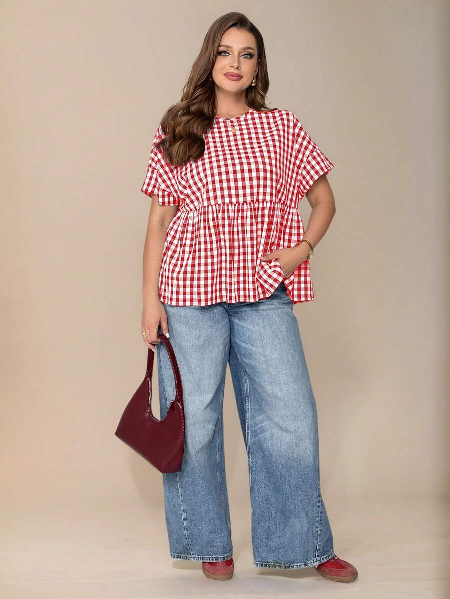SHEIN Essnce Camisa casual suelta y cómoda de manga corta a cuadros rojos y blancos, tipo blusa de moda para mujer de talla grande para primavera y verano, conjunto de outfits de verano, outfits para brunch, minimalista, blusas lindas, estilo de mujer de "dinero antiguo", atuendos de vacaciones para mujer