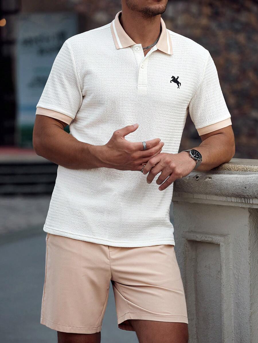 Manfinity RelaxMax Conjunto de camisa polo de manga corta casual con bordado y ribete de contraste, y shorts de un solo color para hombre