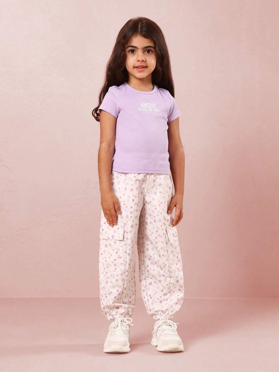 SUMWON Conjunto de conjunto de verano para niñas jóvenes con camiseta acanalada dulce "Amour Paris" y pantalón de carga floral, atuendo para tiempo libre y juego a juego