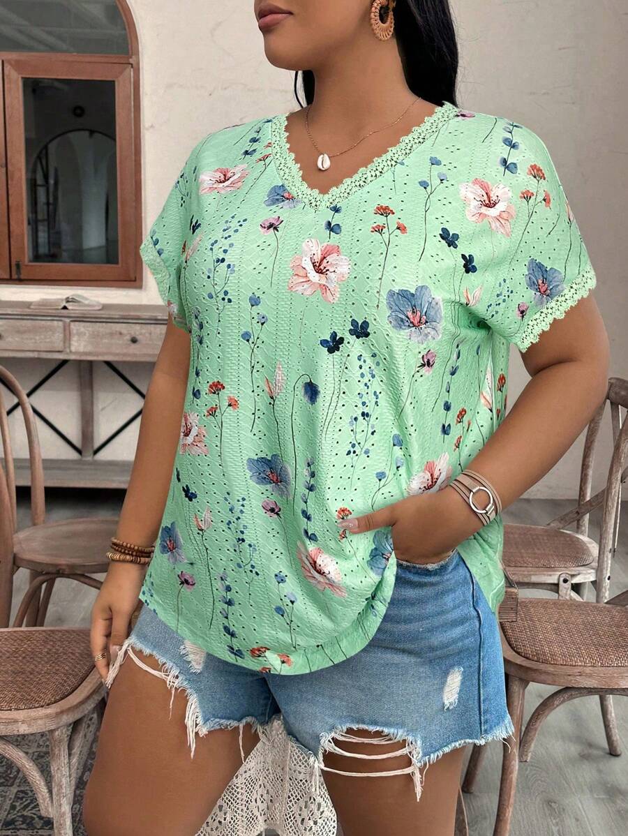 SHEIN VCAY Plus Size Women Floral Print Contrast Lace Bat Wing Sleeve Casual T-Shirt