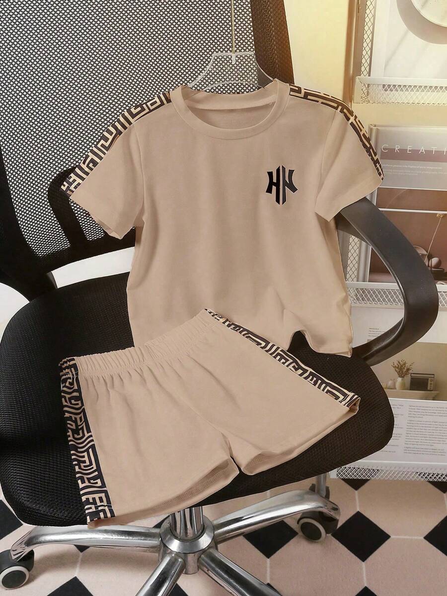 SHEIN 2pcs/Set Young Boy Casual Graphic T-Shirt And Shorts Set, Fashionable Colorblock Knitted Tee & Comfortable Shorts, Suitable For Traveling, Vacation In Summer