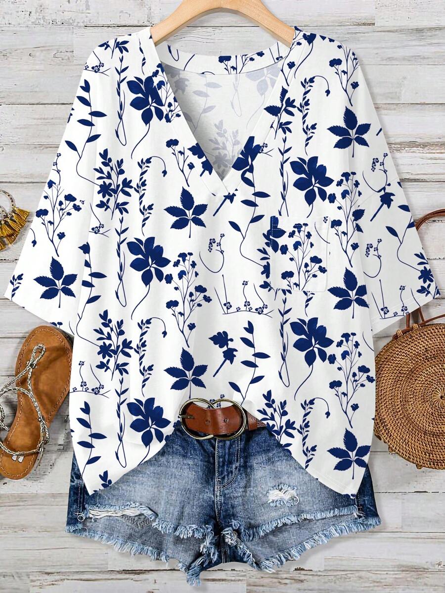 EMERY ROSE Versatile Vacation Style Blue & White Ditsy Floral Pattern Crew Neck Chest Pocket Plus Size T-Shirt, Casual & Simple, Suitable For Summer