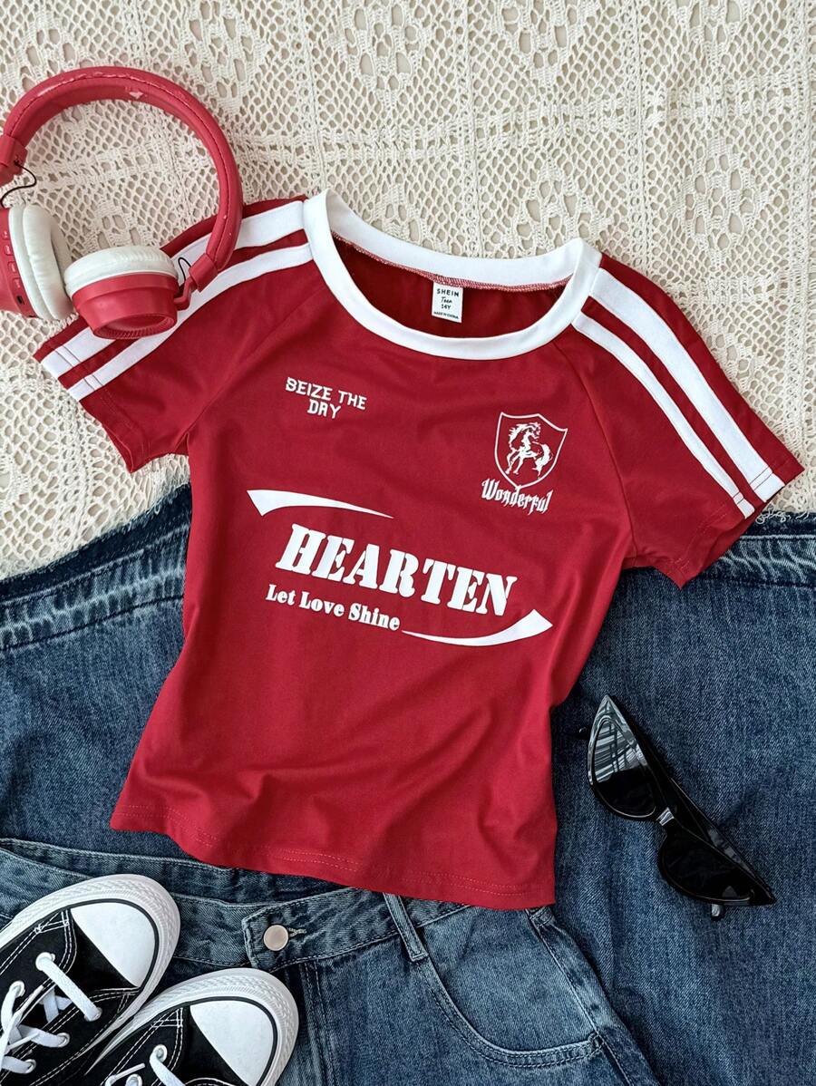 Camiseta de cuello redondo ajustada roja con borde de contraste, atuendo de baile callejero, camiseta con estampado de insignia y letras de