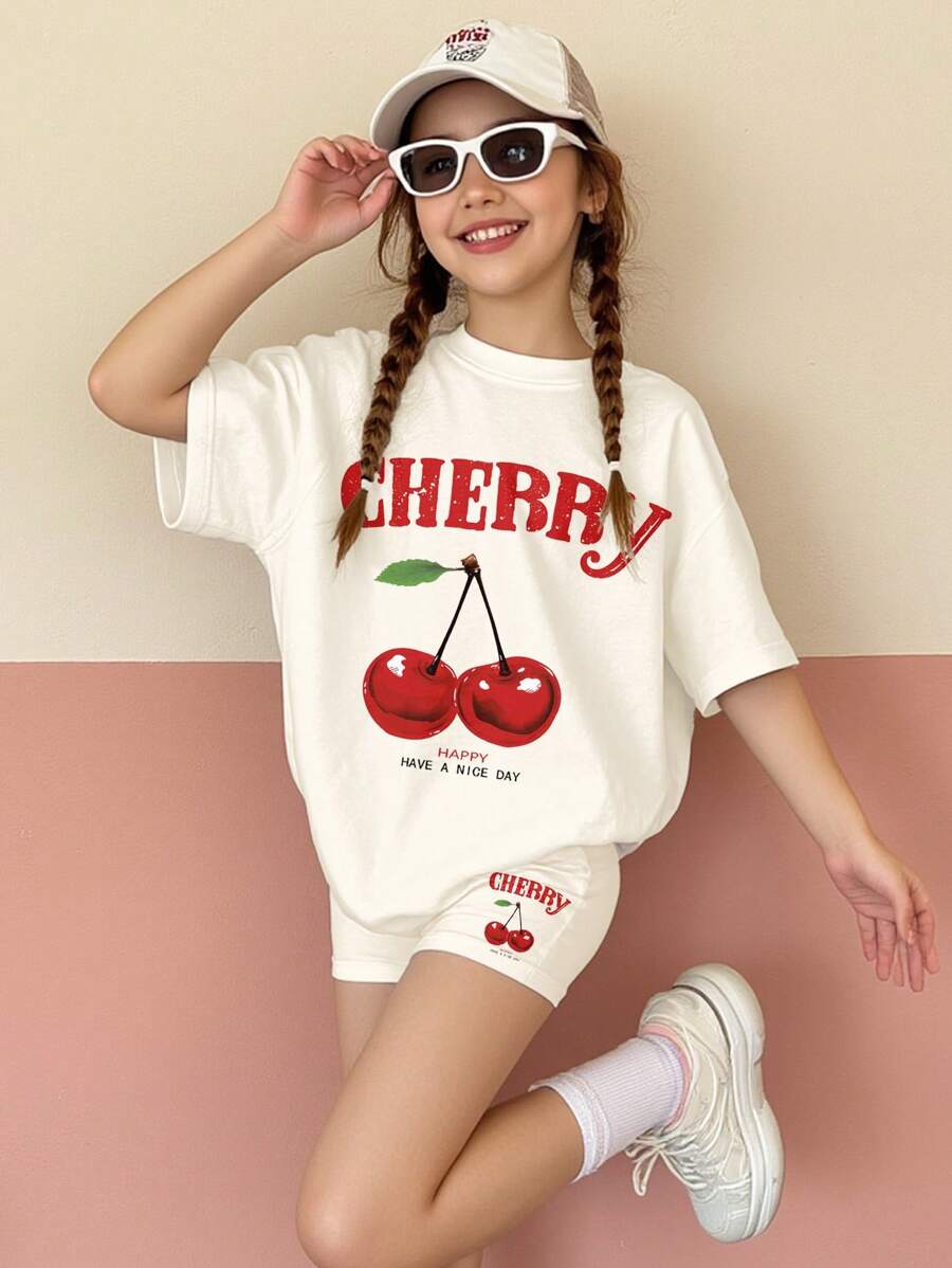 SHEIN Conjunto informal de 2 piezas de niña preadolescente, conformado por una camiseta de manga corta y pantalones cortos, con un patrón de cereza vintage, apropiado para el verano