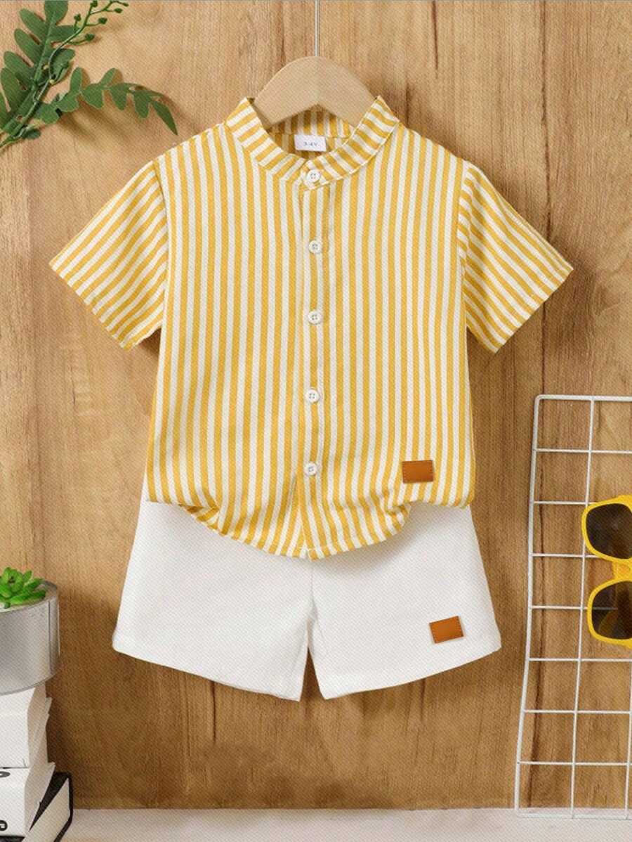 SHEIN Set de 2 piezas de camisa de manga corta a rayas amarillas con cuello y pantalones cortos blancos para niño pequeño, apropiado para interiores, exteriores, uso diario, deportes, juego, fiestas, sesiones de fotos, vacaciones y festivales