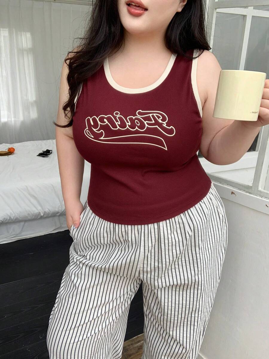 Dazy Plus Conjunto de top ajustado con estampado de letra y pantalones de pijama a rayas