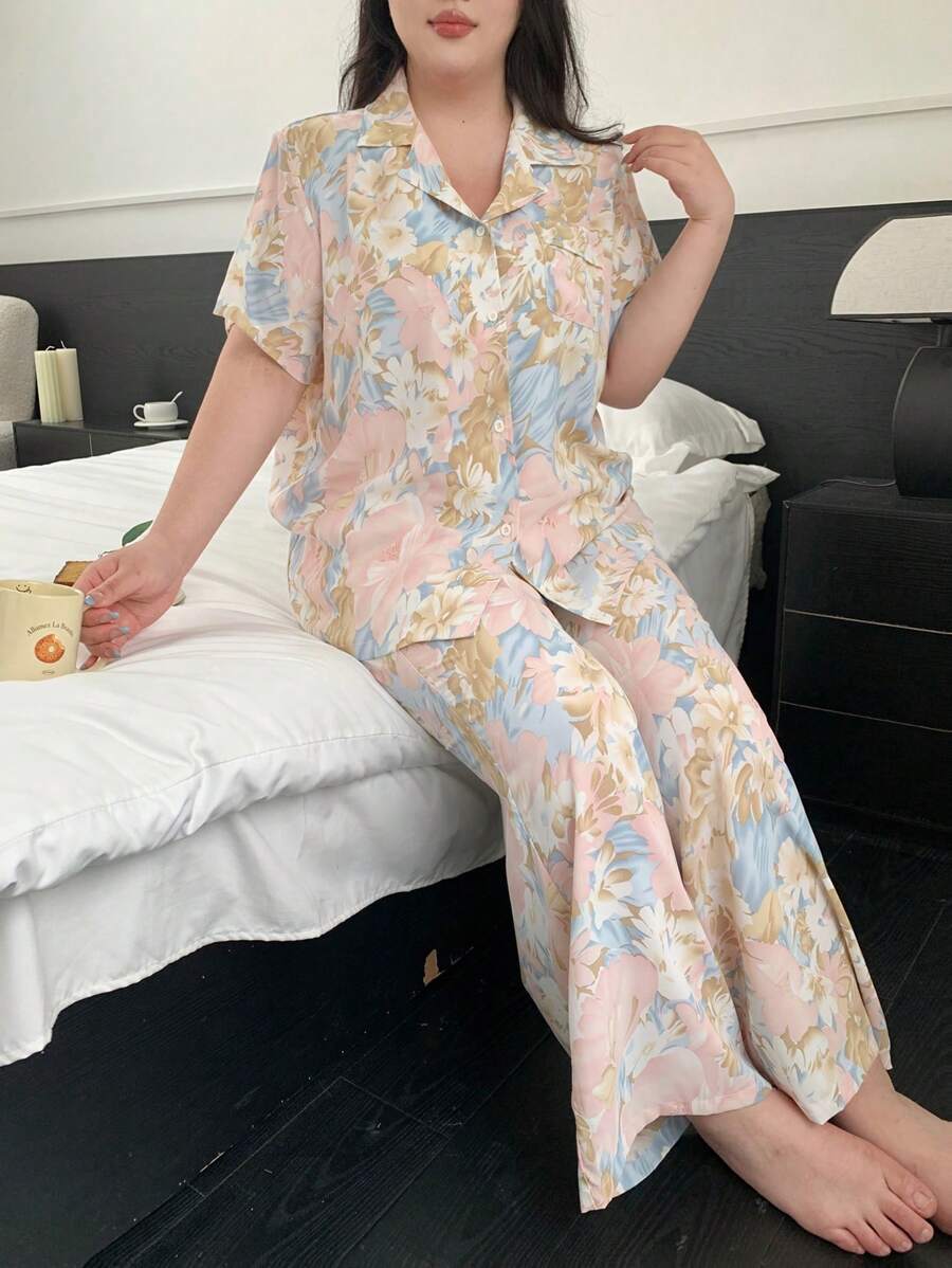 Dazy Plus Conjunto de pijama con parte superior de manga corta holgada de cuello vuelto con estampado floral y pantalón