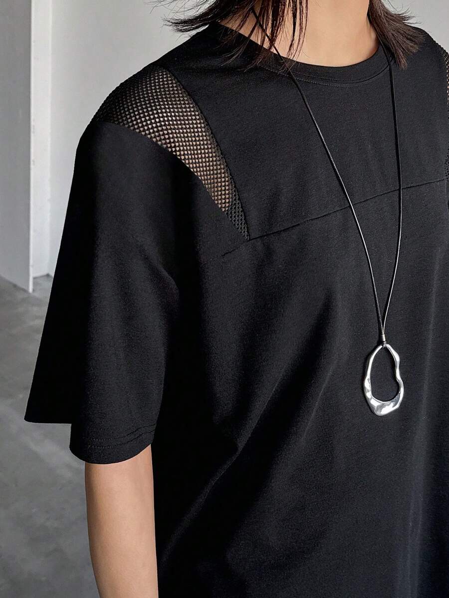 FRIFUL Camiseta negra holgada de mujer con cuello ancho, tela de malla, hombros descubiertos, para uso casual en verano