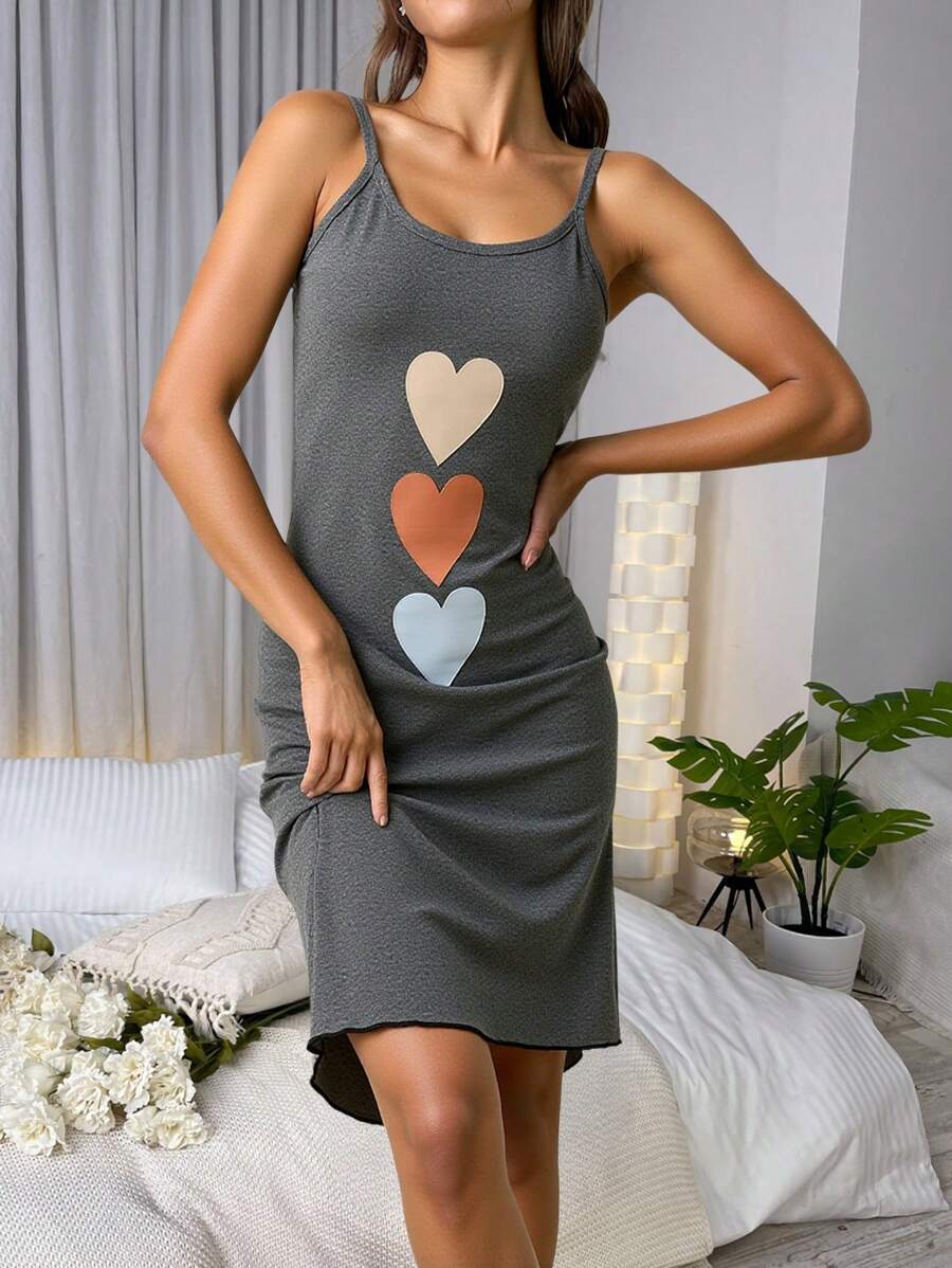Vestido de dormir sin mangas para uso doméstico con estampado de corazones multicolor, detalle de volante en un ribete de múltiples colores para mujer talla grande