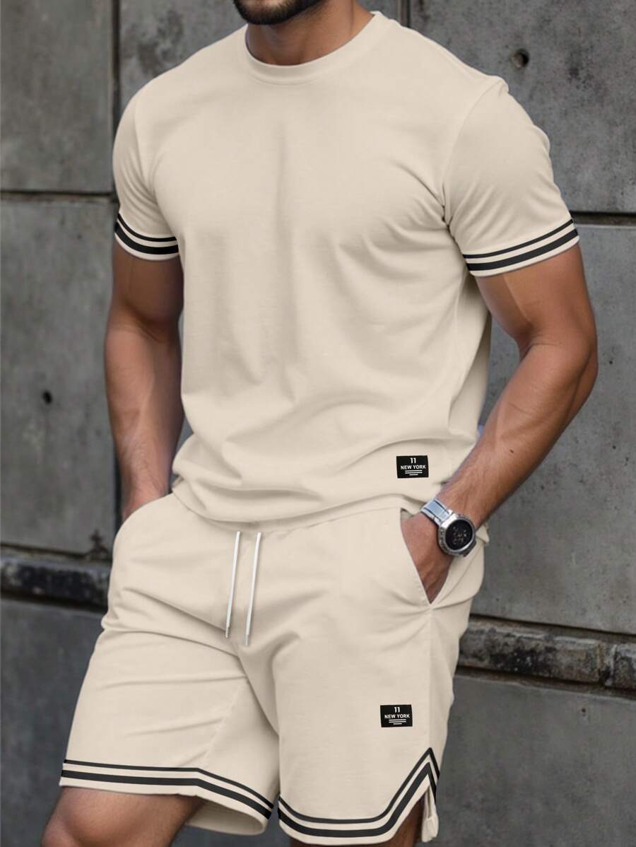 Manfinity Homme Conjunto casual de dos piezas para hombre con camiseta de manga corta de cuello redondo con estampado de rayas y shorts con cordón en la cintura