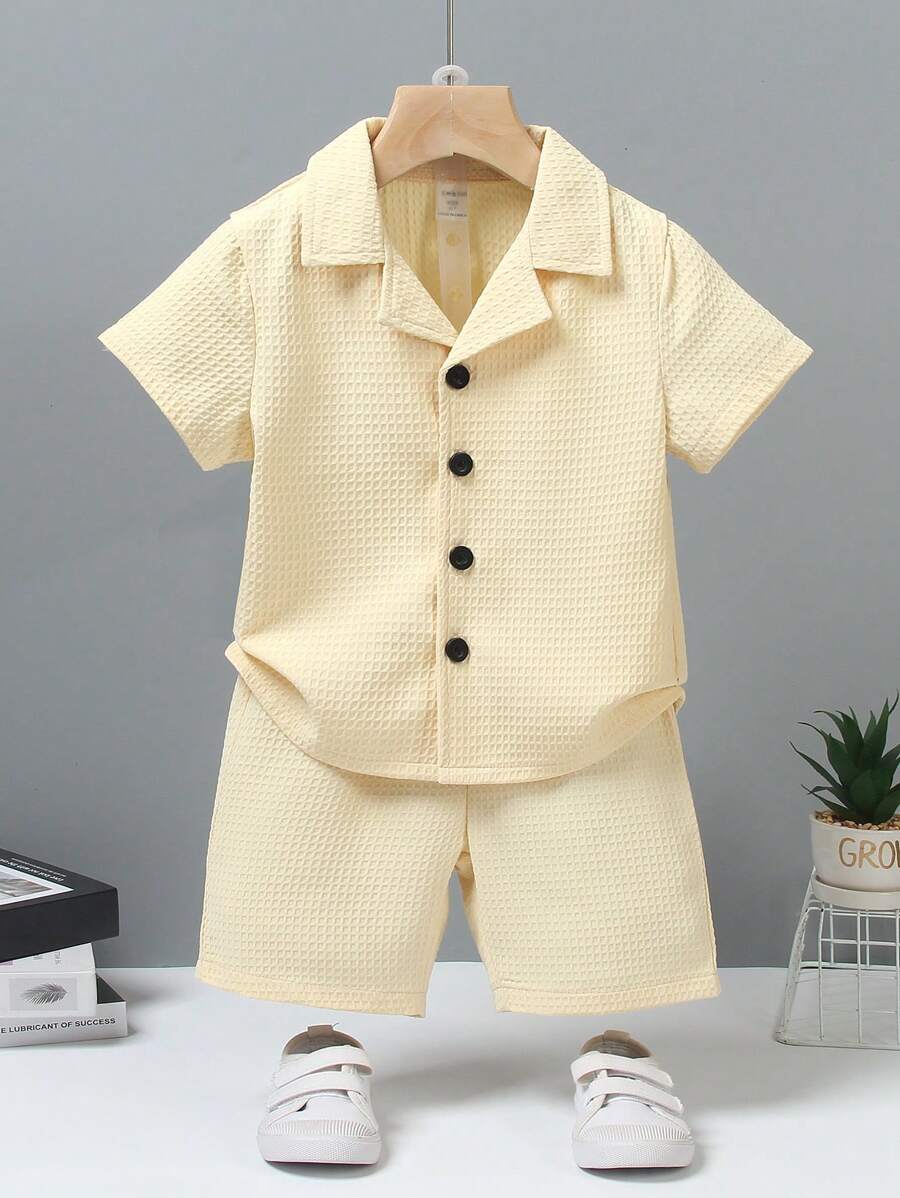 SHEIN Set de 2 piezas de camisa de manga corta de un solo pecho y pantalones cortos lisos casuales para niño joven