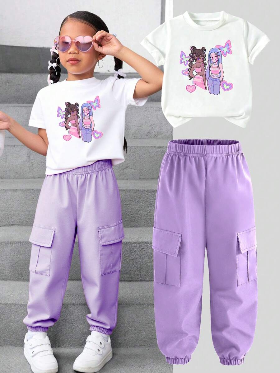 Outfit casual per ragazze giovani composto da t-shirt a maniche corte con stampa di personaggi dei cartoni animati e pantaloni cargo