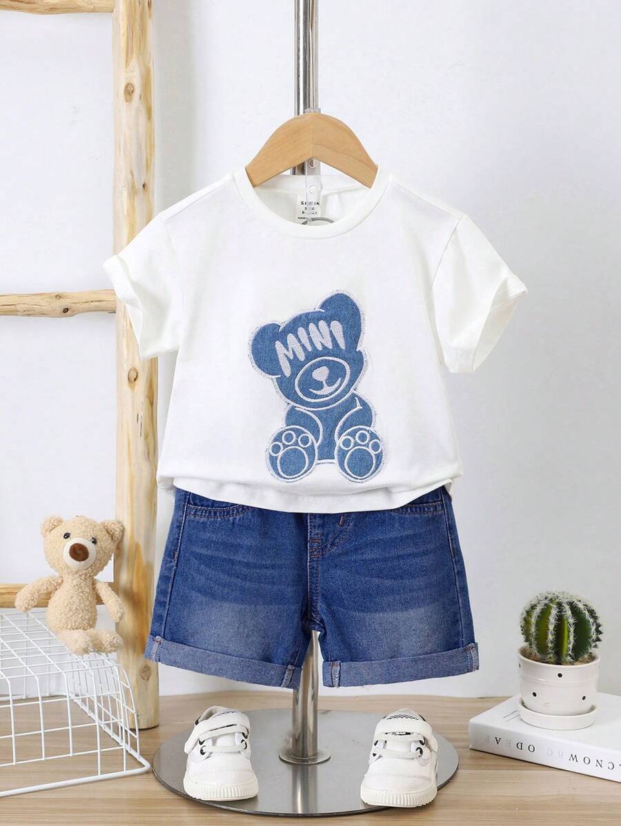 SHEIN Conjunto de 2 piezas para bebé niño, camiseta blanca de manga corta y cuello redondo con estampado suave de oso, y pantalones cortos vaqueros rectos azules lavados, para atuendo de verano