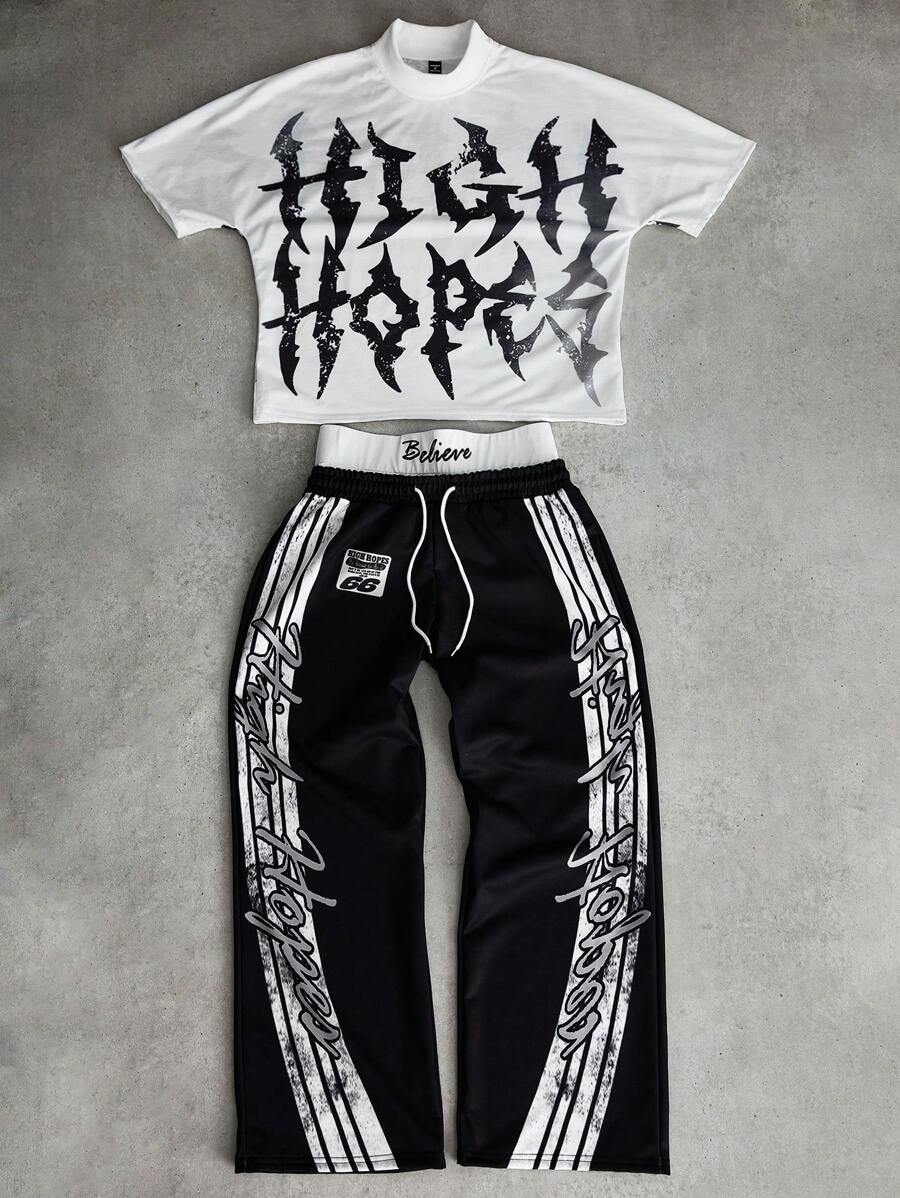 Manfinity Streetrush Conjunto atlético de estilo callejero para hombre con un diseño inspirado en la alta calle, con gráficos oversized, impresiones de letras y rayas en un conjunto de camiseta de contraste en blanco y negro. La camiseta de mangas de murciélago ofrece un ajuste súper holgado con un detalle de cintura de 2 en 1 y pantalones de chándal negros. Este conjunto de marca de moda callejera incluye una camiseta con aspecto vintage y pantalones largos de 2 en 1, perfectos tanto para festivales de música como para uso diario. Es un gran regalo para un novio o esposo, y encarna elementos de streetwear, Y2K, hip-hop y rock. Conjunto de dos piezas para hombres, conjunto distressed de camiseta y pantalones de marca de calle para hombres