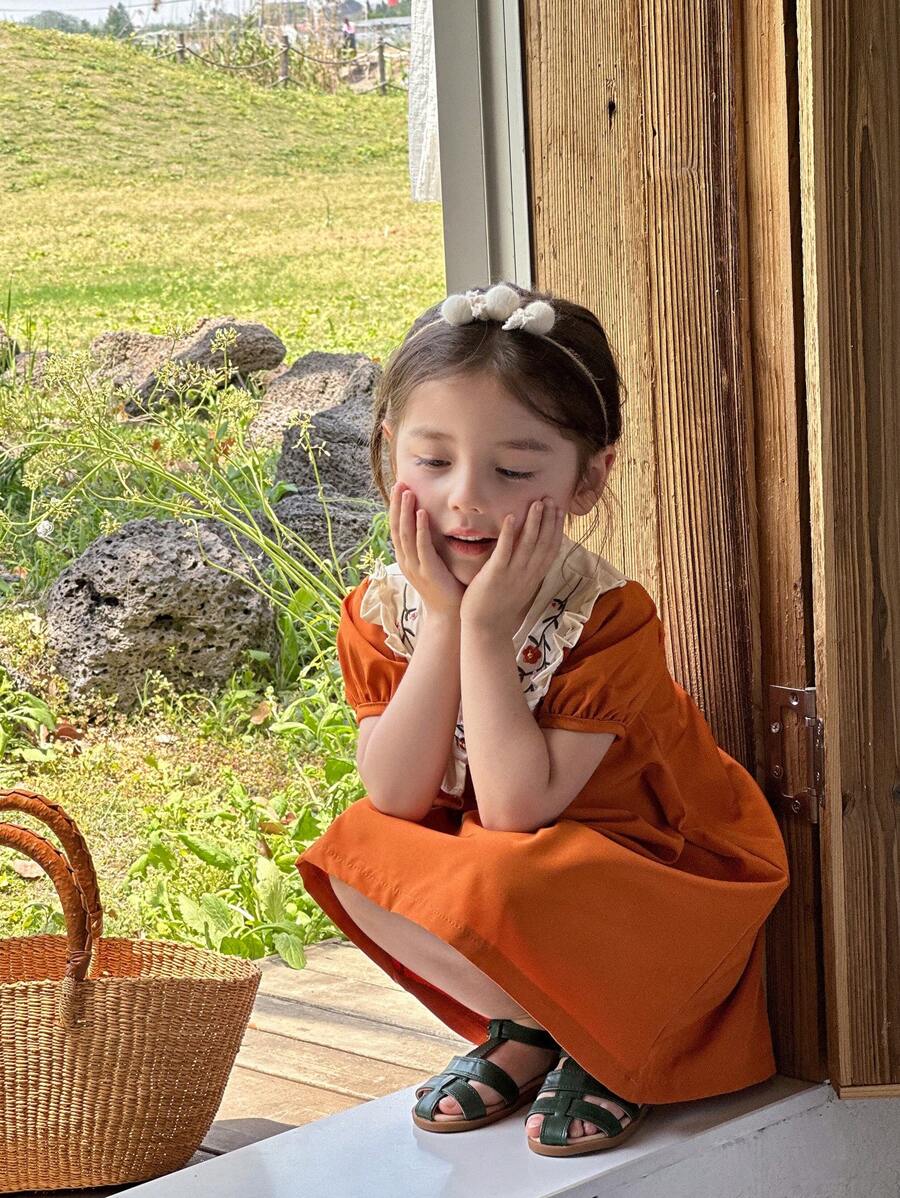 SHEIN Vintaside Kids Vestido de manga corta para niña con cuello Peter Pan, bordado floral, color naranja, adecuado para festivales, uso diario casual y fiestas relajadas