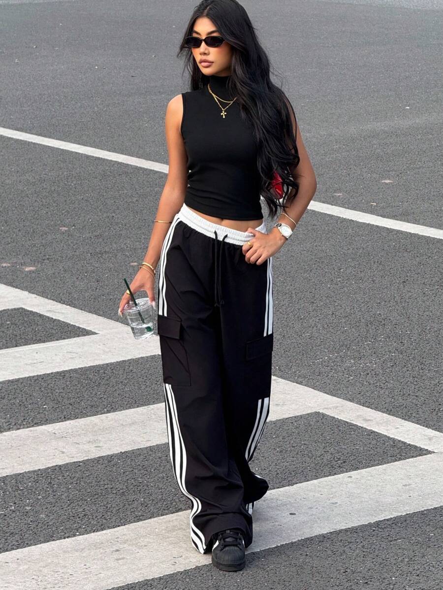 Set di top aderente senza maniche con collo alto nero e pantaloni sportivi casual con nastro in contrasto in vita, stile college atletico per teenager