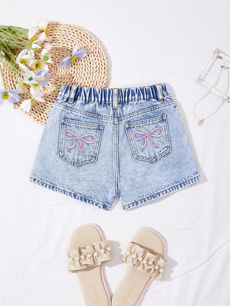 SHEIN Short en jean délavé léger, décontracté et mignon avec nœud papillon et broderie pour les jeunes filles. Tenues décontractées d'été pour les concerts, les festivals et les soirées pour les jeunes filles. Tenues d'été pour les brunchs, les églises et les remises de diplômes. Vêtements pour la rentrée scolaire
