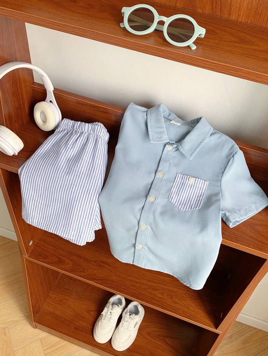 Conjunto de 2 piezas de camisa de manga corta de bolsillo con rayas y empalmes, y pantalones cortos de unicolor para niño pequeño, adecuado para ir a la escuela, actividades diarias casuales, deportes en primavera/verano/otoño