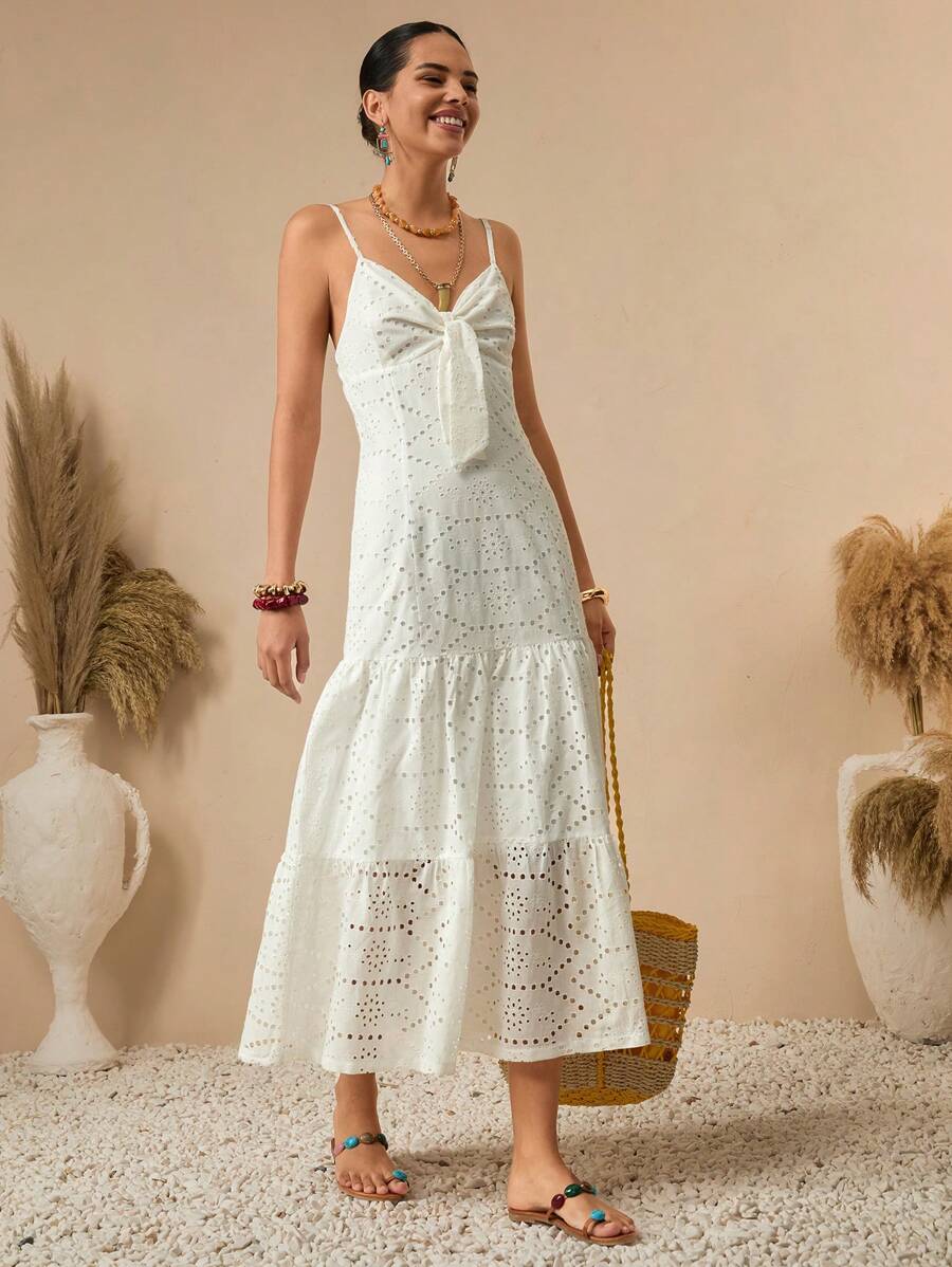 Bóhologie Vestito maxi con ricamo, design in cotone con ricamo all'inglese, dettaglio con fiocco sulla scollatura anteriore, collezione estiva, stile con spalline sottili, serie romantica boho, vestito da sole rustico, design con orlo a balze, collezione abbigliamento da resort, motivo romantico con ricami traforati, vestito estivo ispirato al vintage, dettagli di ricamo artigianale, moda bohémien chic, collezione stile mediterraneo, abbigliamento da resort per la sera