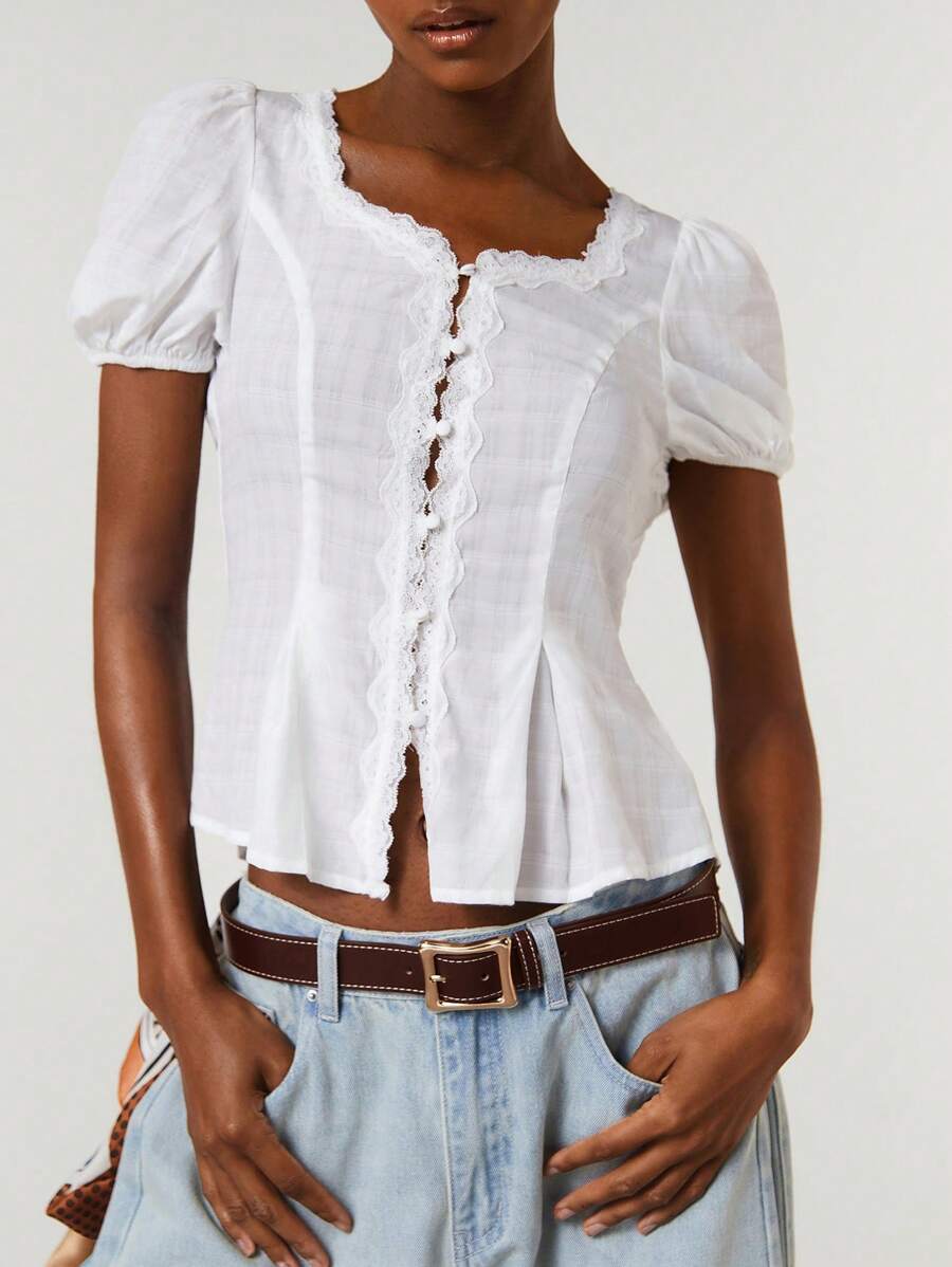Athîral Blusa de mujer de unicolor con cuello cuadrado y detalles de encaje en las mangas cortas
