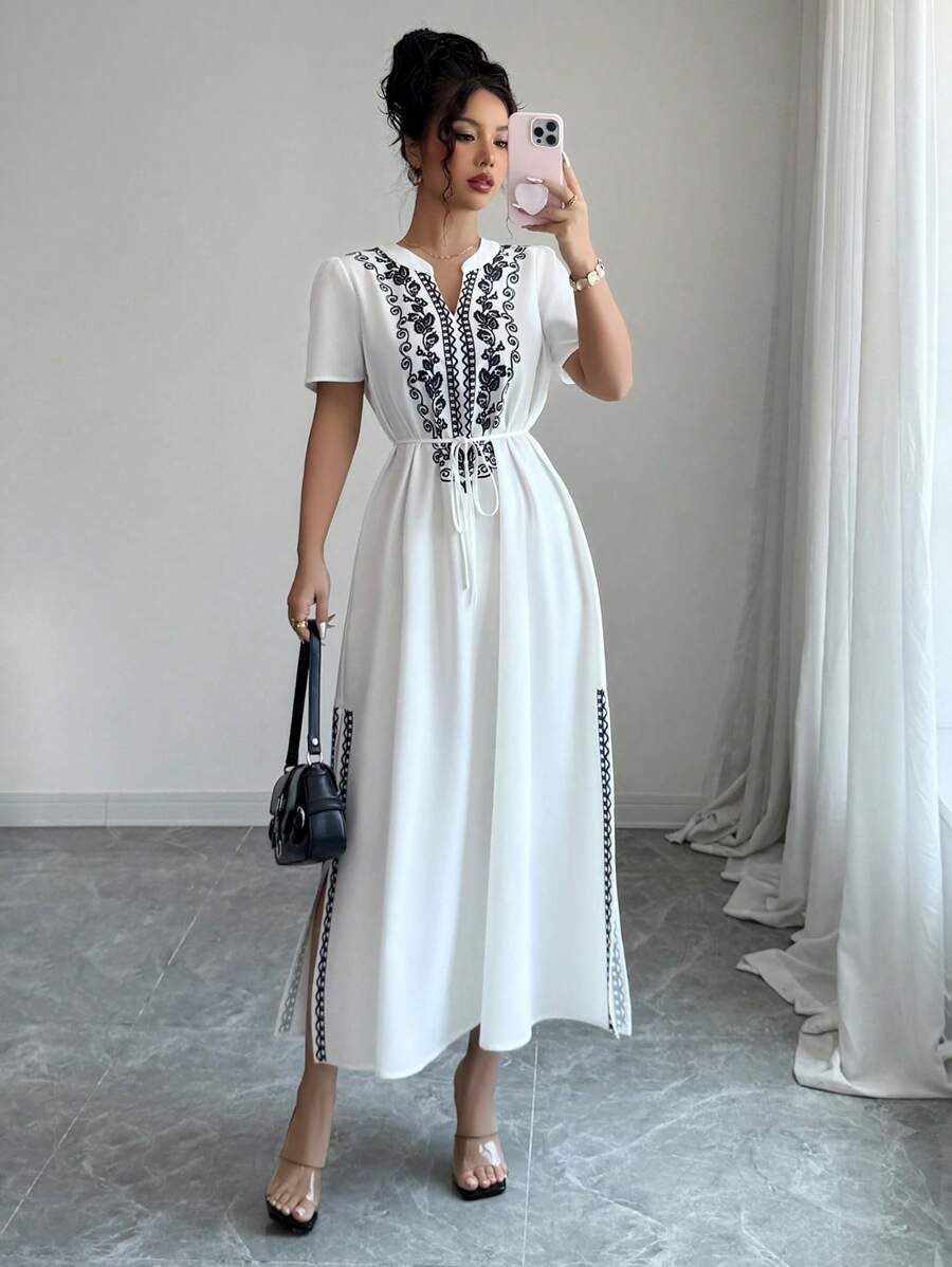 Calvaya Vestito ampio con scollo a V, maniche corte, arricciato in vita, con spacco laterale, con ricamo floreale e a motivi vegetali in stile boho e vintage per donna