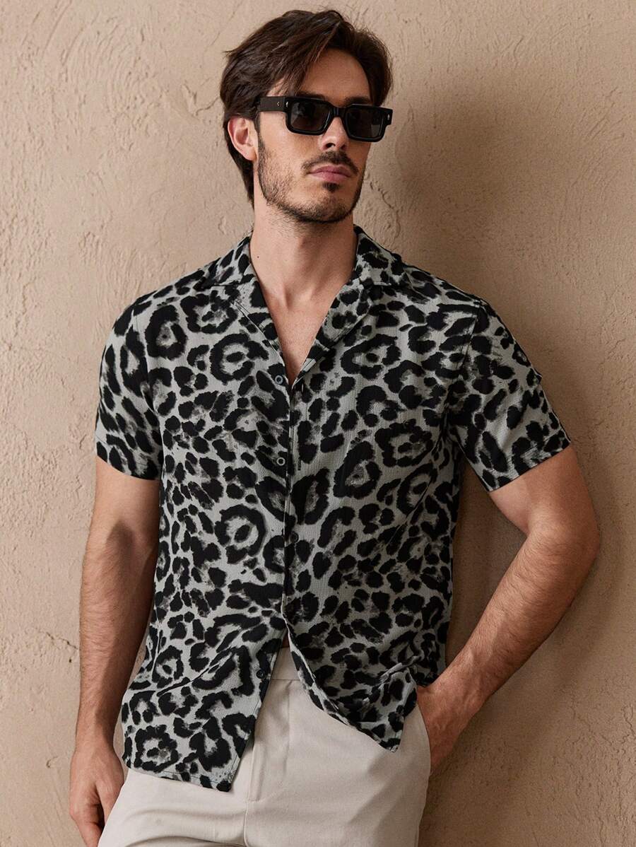 HIMLAND Camisa de manga corta tejida con estampado de leopardo para hombre