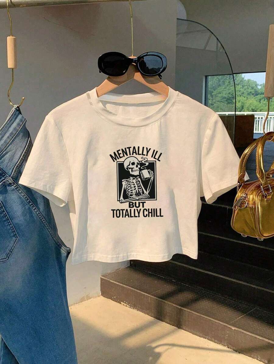Camiseta corta de manga corta y cuello redondo con gráfico de calavera y letra para mujer, talla estándar